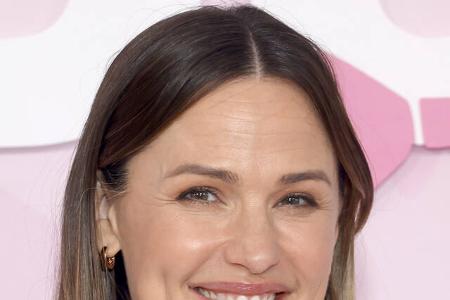 Kurz vor ihrem 50. Geburtstag zog Jennifer Garner Bilanz und feierte das, wofür die am dankbarsten war – ihre Kinder. “Auf der Schwelle zu einem neuen Jahrzehnt gibt es keinen Zweifel, dass ich vor al ...
