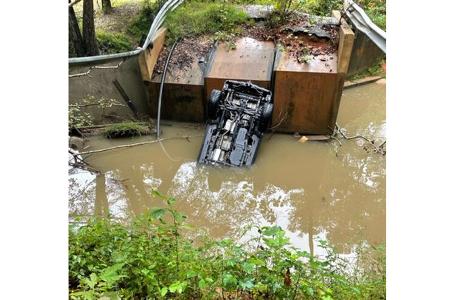 ins Wasser gestürzter Jeep Gladiator