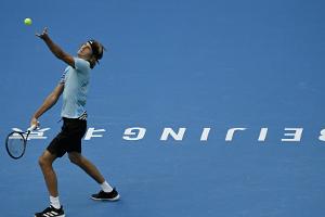 Peking: Zverev muss sich übergeben und kämpft sich weiter