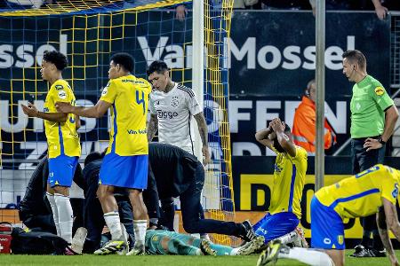 Ajax-Spiel abgebrochen: Torhüter nach Kollision bewusstlos