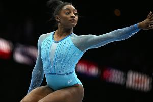 Biles-Comeback mit Blitz und Trockeneisnebel 