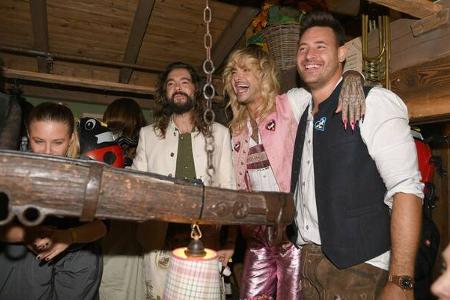Die Tokio-Hotel-Zwillinge Tom und Bill Kaulitz lieben das Oktoberfest und ließen sich das Spektakel auch in diesem Jahr nicht entgehen. Und einer von beiden wurde ganz schwer vom Flirtfieber erwischt, nämlich…