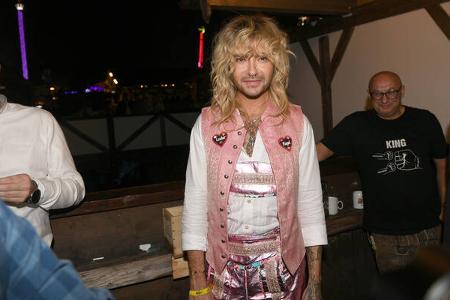 …Bill, der von 'Bild' in der Käfer-Wiesn-Schenke in inniger Umarmung und sogar beim Knutschen mit Male Model Marc Eggers fotografiert wurde. Nur ein Flirt oder womöglich das Ende von Bills Single-Dasein?