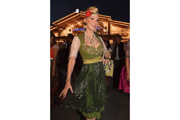 Désirée Nick, die gerade erst mit ihren vielbewunderten Playboy-Fotos von sich reden machte, schloss sich dem Trio für einen Bummel an und geht auf dem Oktoberfest keinem Flirt aus dem Weg. 
