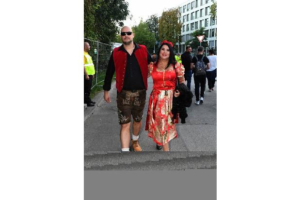 Auch Iris Klein brachte sich ihren Flirtpartner schon mit zur Wiesn, schließlich sind sie und ihr ‘Mr. T’ immer noch frisch verliebt.