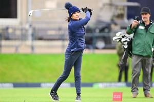 Catherine Zeta-Jones: Mit Bommelmütze auf dem Golfplatz