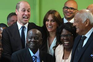 "Wer kneift mir in den Po?": Hier bringt Prinz William alle zum Lachen