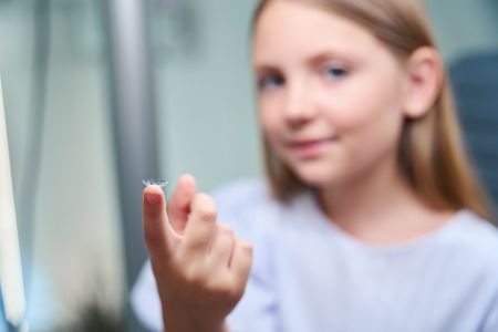 Kind mit Kontaktlinse
