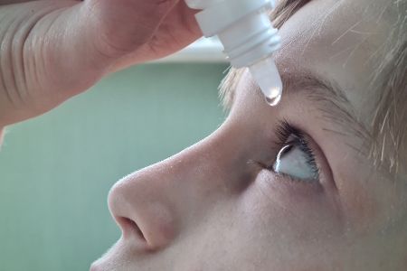 Kind mit Augentropfen