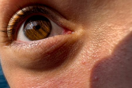 Kind mit dunkler Augenfarbe