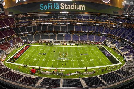 SoFi Stadium (Los Angeles Chargers/Los Angeles Rams) - 2020 wurde das SoFi Stadium fertiggestellt. Seitdem tragen sowohl die Chargers als auch die Rams ihre Heimspiele dort aus. Während eines NFL-Spiels finden 70.000 Zuschauer Platz. Zu besonderen Anlässen sind es sogar bis zu 100.240.