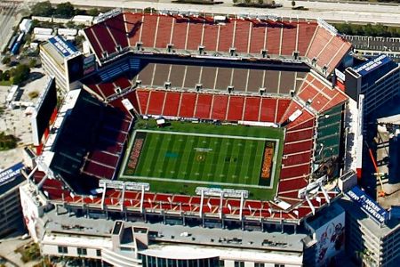 Raymond James Stadium (Tampa Bay Buccaneers) - 'The New Sombrero' nennen die Fans der Bucs das 1998 erbaute Stadion. An Siesta ist bei bis zu 69.218 Zuschauern aber wohl eher nicht zu denken.