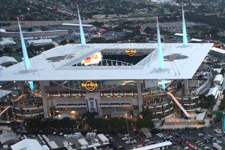 Hard Rock Stadium (Miami Dolphins) - Obwohl die Spielstätte der Dolphins schon 1987 eingeweiht wurde, bekam die Arena erst 2015 ein Dach spendiert. Bei Temperaturen zwischen 20 und weit über 30 Grad Celsius im Sunshine State geht es dabei vor allem darum, auf den 65.326 Plätzen nicht unangenehm von der Regenzeit erwischt zu werden.