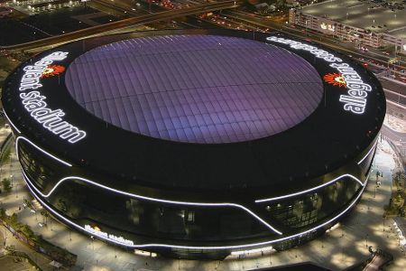 Allegiant Stadium (Las Vegas Raiders) - Seit dem Umzug nach Las Vegas im Jahr 2020 tragen die Raiders ihre Heimspiele im Allegiant Stadium aus. Die Kapazität beläuft sich auf 65.000 Plätze. Sie kann jedoch bis auf 72.000 erhöht werden.