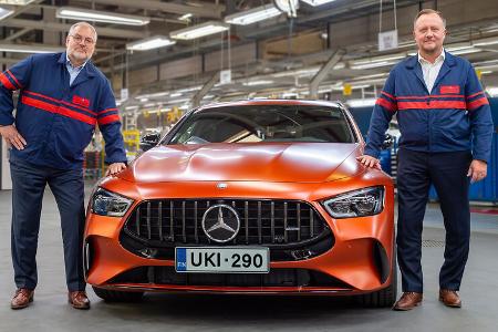 Mercedes-AMG GT 4-Türer Produktionsstart bei Valmet in Uusikaupunki, Finnland. Links: Olaf Bongwald (CEO Valmet Automotive), rechts: Pasi Rannus (SVP Vehicle Contract Manufacturing)