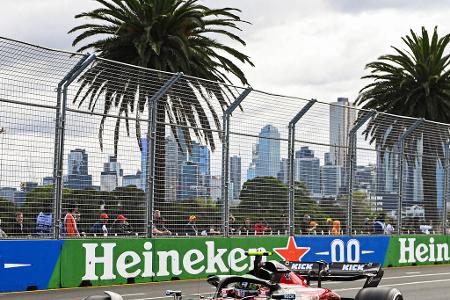 9. Platz: Guanyu Zhou (Alfa Romeo) - Note: 2,5 - Fuhr zusammen mit Albon den längsten ersten Stint, wodurch er aber zunächst in den Punkten lag. Zeigte zudem in Runde 26 ein sehenswertes Überholmanöver, außen herum vorbei an Sargeant in Kurve 1. Fuhr das andere mögliche Extrem in der Strategie, sammelte zudem kaum Track-Limit-Striche und belohnte sich dafür mit zwei Punkten.