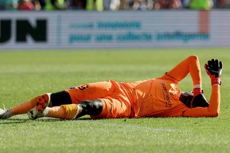 Abbruch in Ligue 1: Torwart nach Böller-Attacke am Boden
