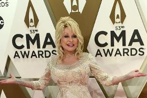 Dolly Parton hat mehr als 350 Perücken im Schrank