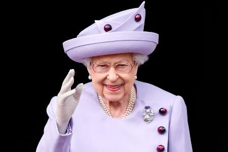 Queen Elizabeth II. wohnt Militärparade in Schottland bei