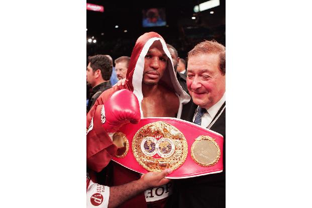 Platz 14: Bernard Hopkins (Mittel- und Halbschwergewicht) - Hopkins eroberte als erster Boxer alle WM-Titel der vier großen Verbände und holte zwischen 1995 und 2014 zwölf Titel in zwei Klassen. Er wurde mit 48 Jahren ältester Champion der Geschichte und war zehn Jahre am Stück Weltmeister. Bilanz: 67 Kämpfe, 55 Siege, 32 durch K.o., zwei Remis, zwei NC.