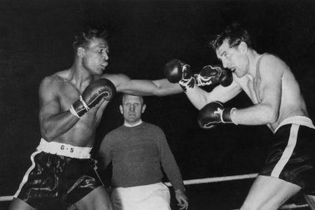 Platz 4: Sugar Ray Robinson (Welter- und Mittelgewicht) - Robinson wurde 1946 Weltmeister im Weltergewicht und im Laufe seiner Karriere fünfmal Weltmeister im Mittelgewicht. Zwischen 1940 und 1965 absolvierte er 203 Kämpfe, von denen er 175 gewann. Dabei stellte er eine beeindruckende Serie von 91 Kämpfen ohne Niederlage auf. Am 3. Mai 2021 wäre Robinson 100 Jahre alt geworden. Er verstarb am 12. April 1989.