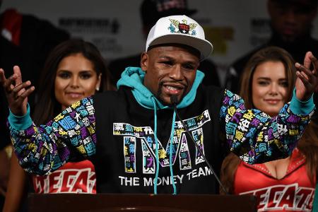 Platz 2: Floyd Mayweather jr. (u.a. Superfeder-, Leicht-, Welter- und Halbmittelgewicht) - Mit seiner Weltrekordbilanz von 50 Kämpfen und 50 Siegen gehört Mayweather zu den Größten des Sports. 'Money' wurde Champion in fünf Gewichtsklassen und ist einer der bestbezahlten Boxer der Geschichte. Besonders für seinen Kampf gegen UFC-Star Connor McGregor ließ sich der Konterboxer fürstlich entlohnen.
