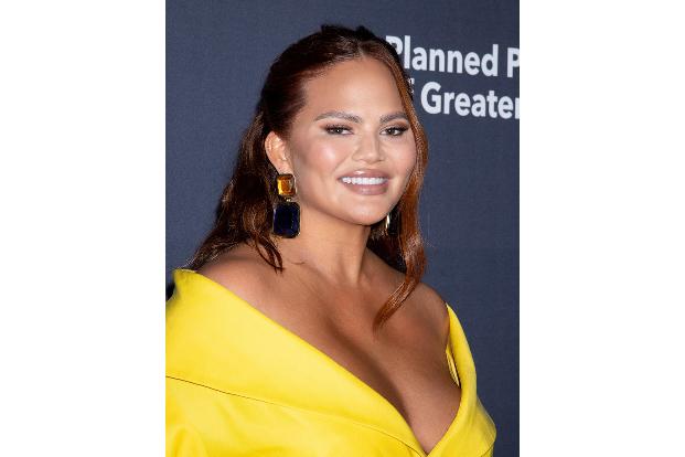 Chrissy Teigen verträgt das starke Gebräu nicht: 