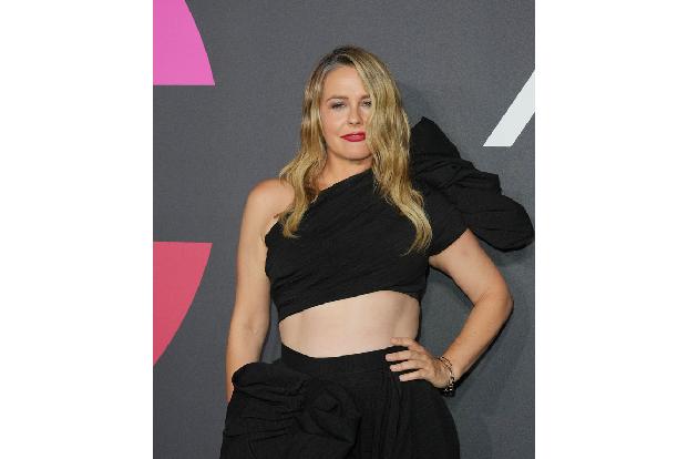 Das kann Alicia Silverstone bestimmt gut verstehen, denn auch sie fürchtet den Kaffee-Tatter. Die Schauspielerin, die strikt vegan lebt, schlürft stattdessen lieber Kräutertee.
