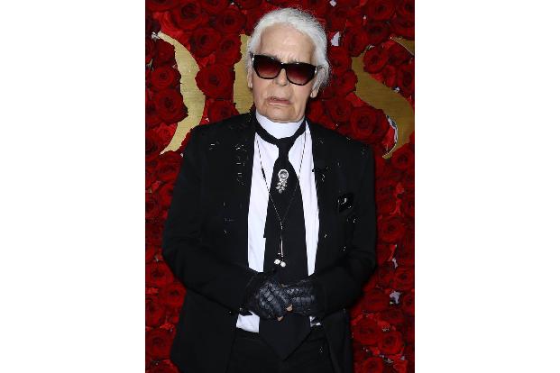Scheinbar weit verbreitet in der Modebranche, denn auch der große Karl Lagerfeld war trotz Kaffeeverzicht putzmunter und kreativ: 
