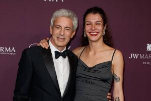 Gedeon Burkhard: Eine bessere Hälfte fehlt auf dem rotem Teppich