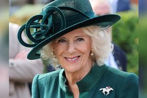 Ascot-Besuch: Königin Camilla ehrt die Queen mit einer Brosche