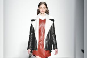 Das Must-have im Herbst: Drei stylische Lammfelljacken-Kreationen