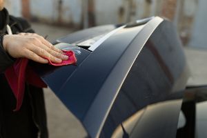 Achtung, Sonnencreme: Warum sie auf dem Autolack sofort entfernt werden muss