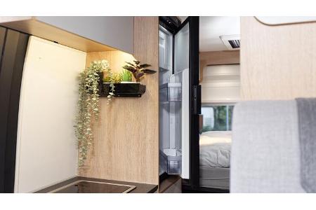 Kühlschrank, Kochfeld, Hängepflanzen, Holzoptik