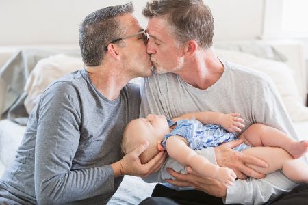 Männliches Paar mit Kind