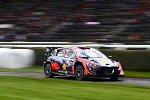 Central European Rallye: Neuville nach Auftakt in Führung
