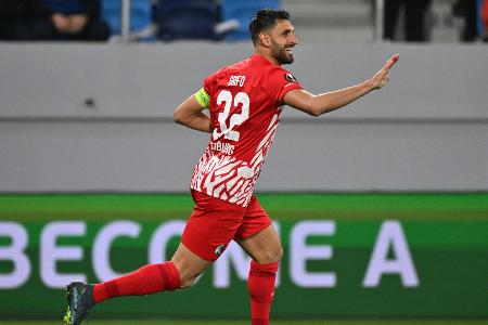 Hattrick-Capitano Grifo schießt Freiburg Richtung K.o.-Runde