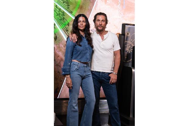 Matthew McConaughey und seine Frau Camila Alves sind die neusten Mitspieler*innen im heiß umkämpften Tequila-Markt. Am Mittwoch (25. Oktober) stellte das Paar seinen Schnaps Pantalones vor. Der Schaus ...