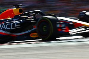 Verstappen vorn: Weltmeister mit Bestzeit im ersten Training