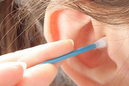 Wattestäbchen: Darum gehören sie nicht ins Ohr