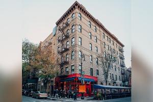 Fans trauern vor dem "Friends"-Gebäude in New York um Matthew Perry