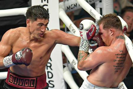 Platz 5 - Dmitry Bivol (Russland) - Halbschwergewicht - 2022 war das Jahr des Russen, der in Kalifornien lebt. Erst schlug Bivol den klar favorisierten Canelo Alvarez eindeutig nach Punkten, dann deklassierte er mit dem hochgehandelten Gilberto Ramirez den nächsten Mexikaner. Wartet momentan auf seinen nächsten Gegner.