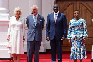 Erschöpft, aber gut gelaunt: Charles und Camilla in Kenia angekommen