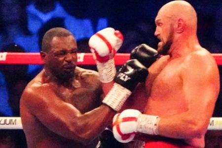 Platz 10 - Tyson Fury (England) - Schwergewicht - Der 'Gypsy King' beendete 2015 die Herrschaft von Wladimir Klitschko, legte nach einem Absturz ein phänomenales Comeback hin. Seit seinem Sieg über Deontay Wilder 2020 ist Fury WBC-Champion. Die Boxwelt wartet auf das Duell gegen Konkurrenz-Weltmeister Oleksandr Usyk, um die wahre Nummer 1 zu ermitteln. Ende des Jahres oder Anfang 2024 soll es soweit sein, erst bestreitet Fury aber noch einen Showkampf gegen Ex-UFC-Champion Francis Ngannou.