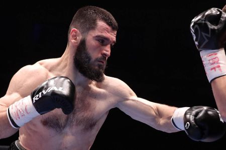 Platz 6 - Artur Beterbiev (Kanada) - Halbschwergewicht - Während Dmitry Bivol im Halbschwergewicht (bis 79,38 kg) das WBA-Zepter hält, trägt Beterbiev die Gürtel von WBA, WBO und IBF. Der gebürtige Russe hat alle seine 19 Kämpfe vorzeitig gewonnen, ist der einzige amtierende Weltmeister mit einer Knockout-Quote von 100 Prozent.
