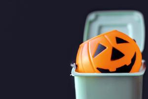 Nach der Halloween-Party: Die Gruseldekoration richtig entsorgen