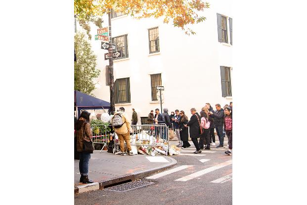 Seit Bekanntwerden der Tragödie versammeln sich Fans in Manhattan, um ihm die letzte Ehre zu erweisen.