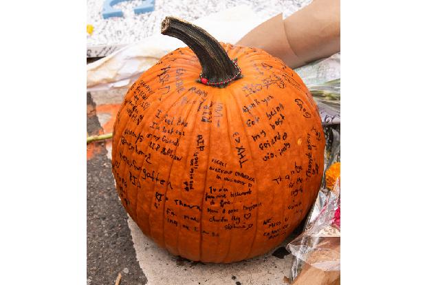Auch zu Halloween versammelten sich viele Fans.