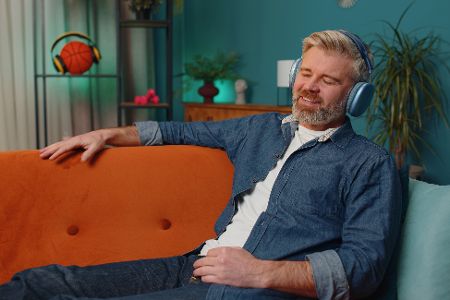 Mann hört Lieblingsmusik