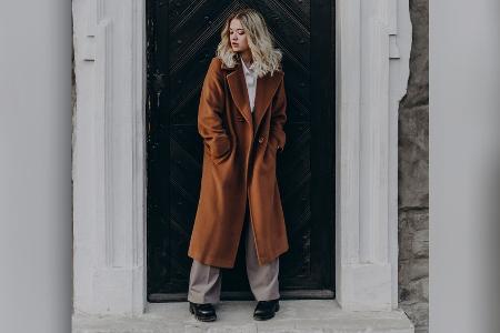 Lange braune Mäntel sind diesen Herbst und Winter im Trend